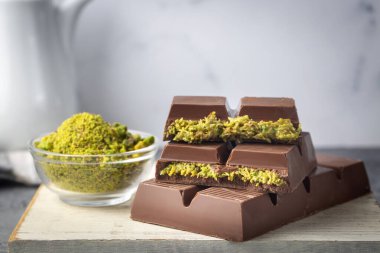 Dubai çikolatası, şam fıstığı ezmesi ve kunefe ile dolu sütlü çikolata.