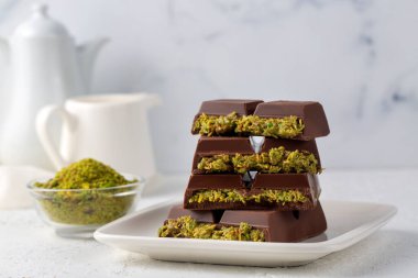 Dubai çikolatası, şam fıstığı ezmesi ve kunefe ile dolu sütlü çikolata.