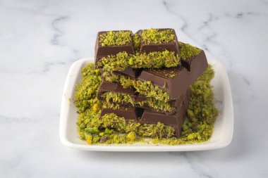 Dubai çikolatası, şam fıstığı ezmesi ve kunefe ile dolu sütlü çikolata.