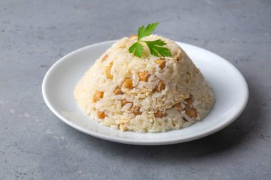 Geleneksel lezzetli Türk yemekleri; Nohutlu pilav ve tavuklu pilav (Türkçe adı: Tavuklu nohutlu pilav))