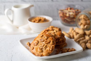 Lezzetli fıstık kurabiyeleri. Türkçe adı; senin yumruklu kurabiye