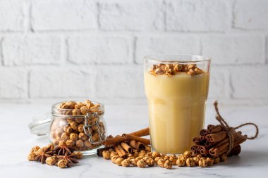 Kızarmış nohut Boza veya Bosa ile geleneksel Türk içeceği