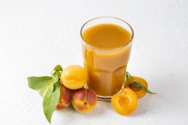 Taze kayısı suyu ve kayısı meyvesi