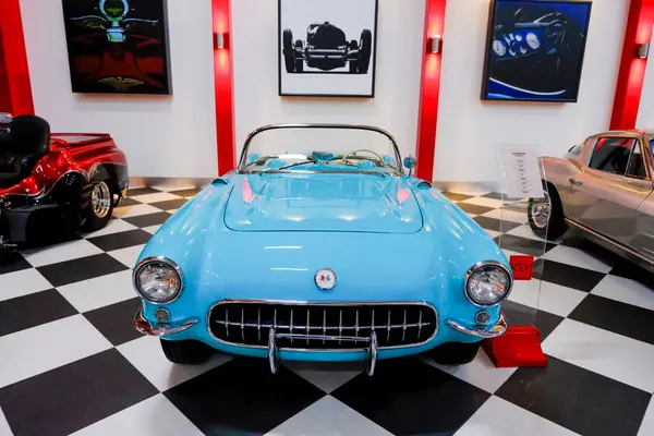 İzmir - Türkiye - 01 Mayıs 2025, Key Museum birçok otomobil, eski otomobil ve motosiklet markasına sahip kapsamlı bir otomobil müzesi.