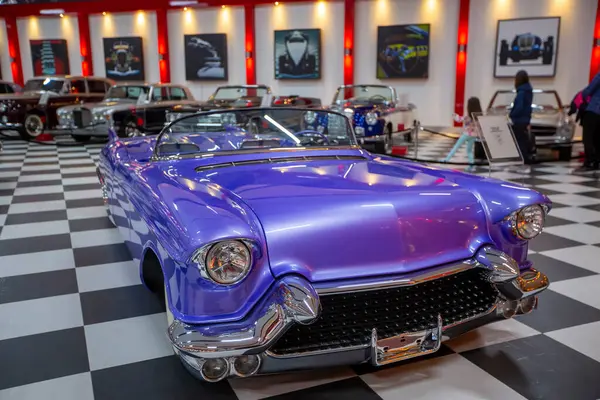 İzmir - Türkiye - 01 Mayıs 2025, Key Museum birçok otomobil, eski otomobil ve motosiklet markasına sahip kapsamlı bir otomobil müzesi.