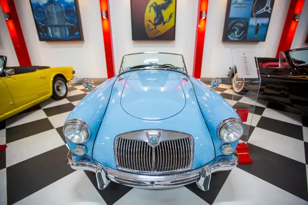 İzmir - Türkiye - 01 Mayıs 2025, Key Museum birçok otomobil, eski otomobil ve motosiklet markasına sahip kapsamlı bir otomobil müzesi.
