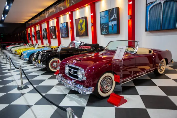 İzmir - Türkiye - 01 Mayıs 2025, Key Museum birçok otomobil, eski otomobil ve motosiklet markasına sahip kapsamlı bir otomobil müzesi.