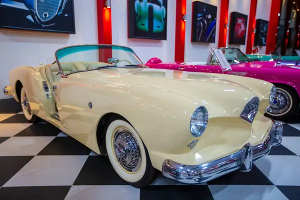 İzmir - Türkiye - 01 Mayıs 2025, Key Museum birçok otomobil, eski otomobil ve motosiklet markasına sahip kapsamlı bir otomobil müzesi.