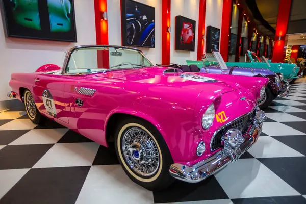 İzmir - Türkiye - 01 Mayıs 2025, Key Museum birçok otomobil, eski otomobil ve motosiklet markasına sahip kapsamlı bir otomobil müzesi.