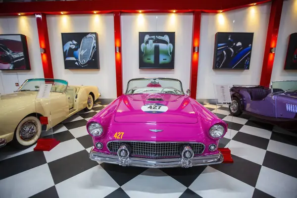 İzmir - Türkiye - 01 Mayıs 2025, Key Museum birçok otomobil, eski otomobil ve motosiklet markasına sahip kapsamlı bir otomobil müzesi.