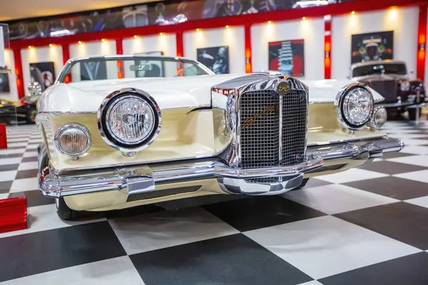 İzmir - Türkiye - 01 Mayıs 2025, Key Museum birçok otomobil, eski otomobil ve motosiklet markasına sahip kapsamlı bir otomobil müzesi.