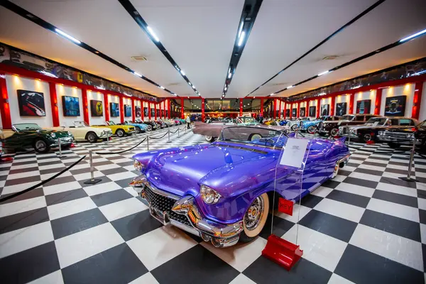 İzmir - Türkiye - 01 Mayıs 2025, Key Museum birçok otomobil, eski otomobil ve motosiklet markasına sahip kapsamlı bir otomobil müzesi.