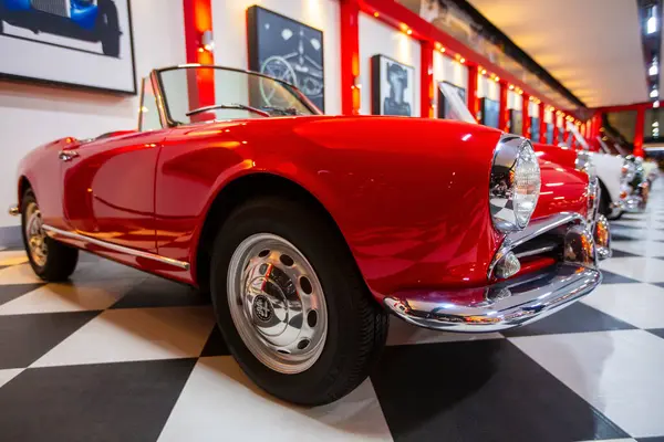 İzmir - Türkiye - 01 Mayıs 2025, Key Museum birçok otomobil, eski otomobil ve motosiklet markasına sahip kapsamlı bir otomobil müzesi.