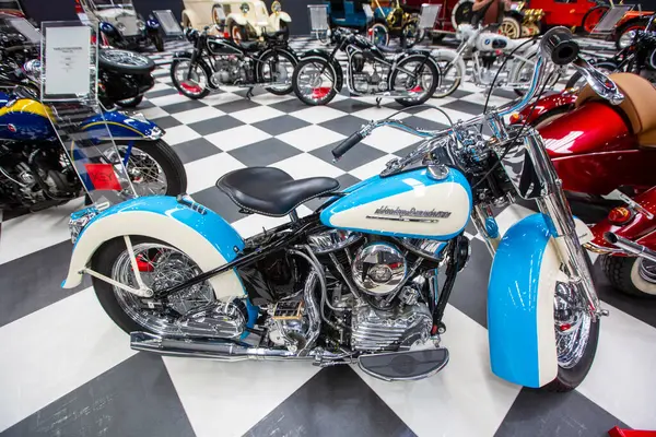 İzmir - Türkiye - 01 Mayıs 2025, Key Museum birçok otomobil, eski otomobil ve motosiklet markasına sahip kapsamlı bir otomobil müzesi.