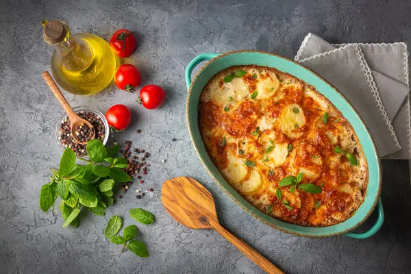 Patates graten (kremalı ve peynirli fırında patates) biberiye ve çatallı (Türk adı Kremali patatesi;)