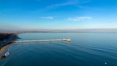 Burgaz, Bulgaristan - 22 Aralık 2024, Burgaz Köprüsü manzarası, bu manzara sırasında hayran olunan insanlarla dolu. Şehrin sembolü..