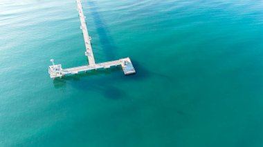 Burgaz, Bulgaristan - 22 Aralık 2024, Burgaz Köprüsü manzarası, bu manzara sırasında hayran olunan insanlarla dolu. Şehrin sembolü..