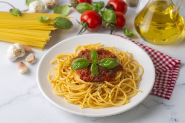 Lezzetli aperatif klasik İtalyan spagetti makarna ve domates sosu - spagetti bolonez