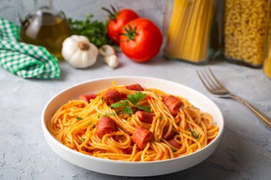 Sosisli makarna - ahtapot spagetti- Türk ismi; Sosisli spagetti