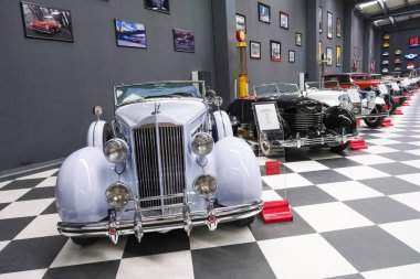 İzmir - Türkiye - 01 Mayıs 2025, Key Museum birçok otomobil, eski otomobil ve motosiklet markasına sahip kapsamlı bir otomobil müzesi.