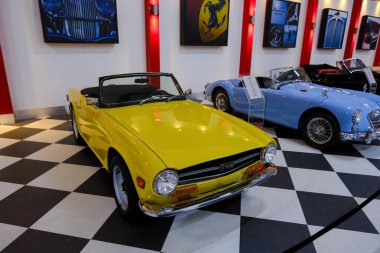 İzmir - Türkiye - 01 Mayıs 2025, Key Museum birçok otomobil, eski otomobil ve motosiklet markasına sahip kapsamlı bir otomobil müzesi.