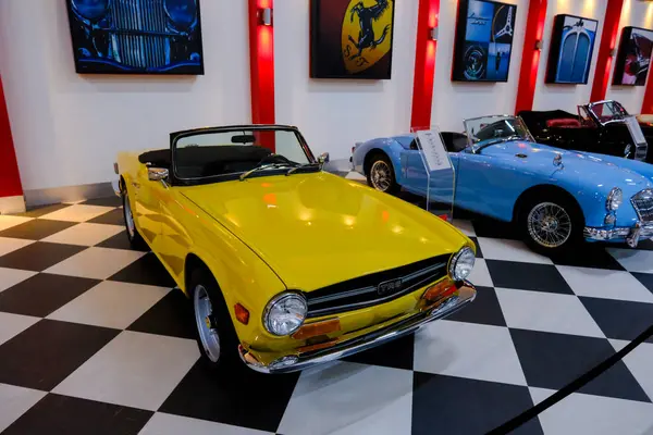 İzmir - Türkiye - 01 Mayıs 2025, Key Museum birçok otomobil, eski otomobil ve motosiklet markasına sahip kapsamlı bir otomobil müzesi.