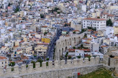 Kavala, Yunanistan. Kavala Kalesi - 15. yüzyıldan kalma yuvarlak kuleli bir şatonun kalıntıları. İskele. Hava görünümü