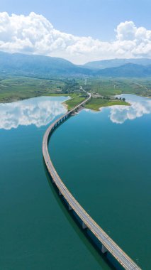 Kozani 'deki Polyfytos Gölü üzerindeki Neraida Köprüsü veya Servia Köprüsü.