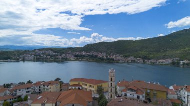 Yunanistan 'ın kuzeyinde Kastoria kenti ve Orestiada Gölü' nün havadan görünüşü.