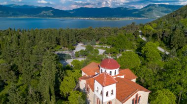 Yunanistan 'ın kuzeyinde Kastoria kenti ve Orestiada Gölü' nün havadan görünüşü.