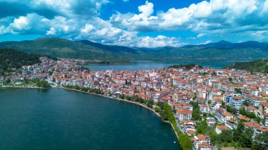 Yunanistan 'ın kuzeyinde Kastoria kenti ve Orestiada Gölü' nün havadan görünüşü.