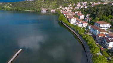 Yunanistan 'ın kuzeyinde Kastoria kenti ve Orestiada Gölü' nün havadan görünüşü.