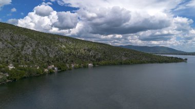 Yunanistan 'ın kuzeyinde Kastoria kenti ve Orestiada Gölü' nün havadan görünüşü.