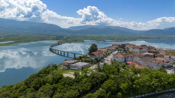 Kozani 'deki Polyfytos Gölü üzerindeki Neraida Köprüsü veya Servia Köprüsü.