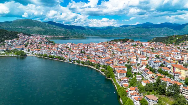 Yunanistan 'ın kuzeyinde Kastoria kenti ve Orestiada Gölü' nün havadan görünüşü.