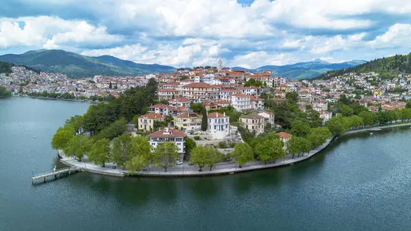Yunanistan 'ın kuzeyinde Kastoria kenti ve Orestiada Gölü' nün havadan görünüşü.