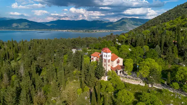 Yunanistan 'ın kuzeyinde Kastoria kenti ve Orestiada Gölü' nün havadan görünüşü.