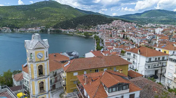 Yunanistan 'ın kuzeyinde Kastoria kenti ve Orestiada Gölü' nün havadan görünüşü.