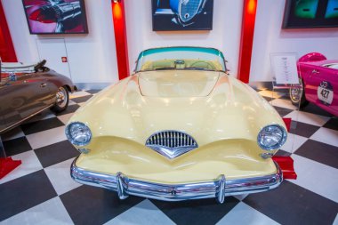 İzmir - Türkiye - 01 Mayıs 2025, Key Museum birçok otomobil, eski otomobil ve motosiklet markasına sahip kapsamlı bir otomobil müzesi.