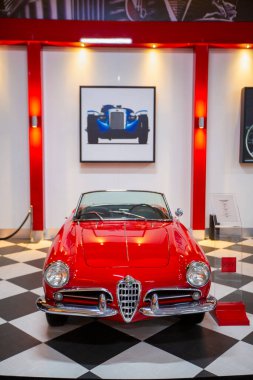 İzmir - Türkiye - 01 Mayıs 2025, Key Museum birçok otomobil, eski otomobil ve motosiklet markasına sahip kapsamlı bir otomobil müzesi.