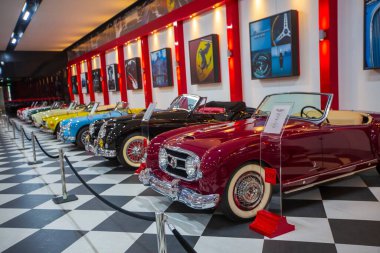 İzmir - Türkiye - 01 Mayıs 2025, Key Museum birçok otomobil, eski otomobil ve motosiklet markasına sahip kapsamlı bir otomobil müzesi.
