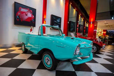 İzmir - Türkiye - 01 Mayıs 2025, Key Museum birçok otomobil, eski otomobil ve motosiklet markasına sahip kapsamlı bir otomobil müzesi.