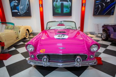 İzmir - Türkiye - 01 Mayıs 2025, Key Museum birçok otomobil, eski otomobil ve motosiklet markasına sahip kapsamlı bir otomobil müzesi.