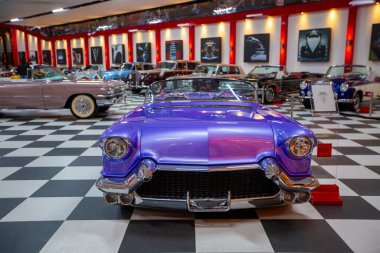 İzmir - Türkiye - 01 Mayıs 2025, Key Museum birçok otomobil, eski otomobil ve motosiklet markasına sahip kapsamlı bir otomobil müzesi.