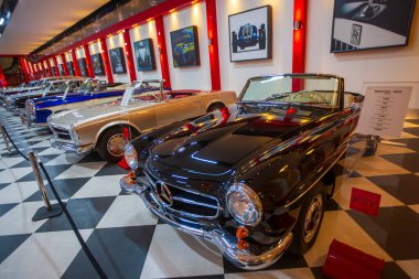 İzmir - Türkiye - 01 Mayıs 2025, Key Museum birçok otomobil, eski otomobil ve motosiklet markasına sahip kapsamlı bir otomobil müzesi.