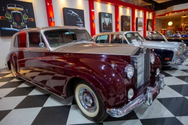 İzmir - Türkiye - 01 Mayıs 2025, Key Museum birçok otomobil, eski otomobil ve motosiklet markasına sahip kapsamlı bir otomobil müzesi.