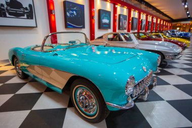 İzmir - Türkiye - 01 Mayıs 2025, Key Museum birçok otomobil, eski otomobil ve motosiklet markasına sahip kapsamlı bir otomobil müzesi.