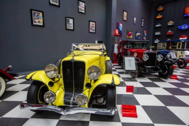 İzmir - Türkiye - 01 Mayıs 2025, Key Museum birçok otomobil, eski otomobil ve motosiklet markasına sahip kapsamlı bir otomobil müzesi.