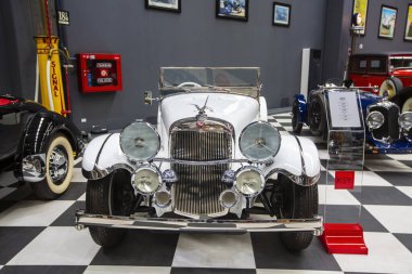 İzmir - Türkiye - 01 Mayıs 2025, Key Museum birçok otomobil, eski otomobil ve motosiklet markasına sahip kapsamlı bir otomobil müzesi.