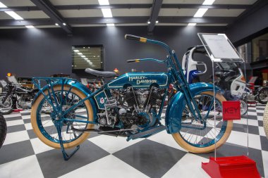 İzmir - Türkiye - 01 Mayıs 2025, Key Museum birçok otomobil, eski otomobil ve motosiklet markasına sahip kapsamlı bir otomobil müzesi.